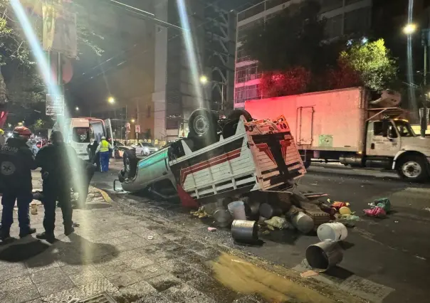 ¡Tamales al suelo! Camioneta vuelca tras ser golpeada por conductor ebrio