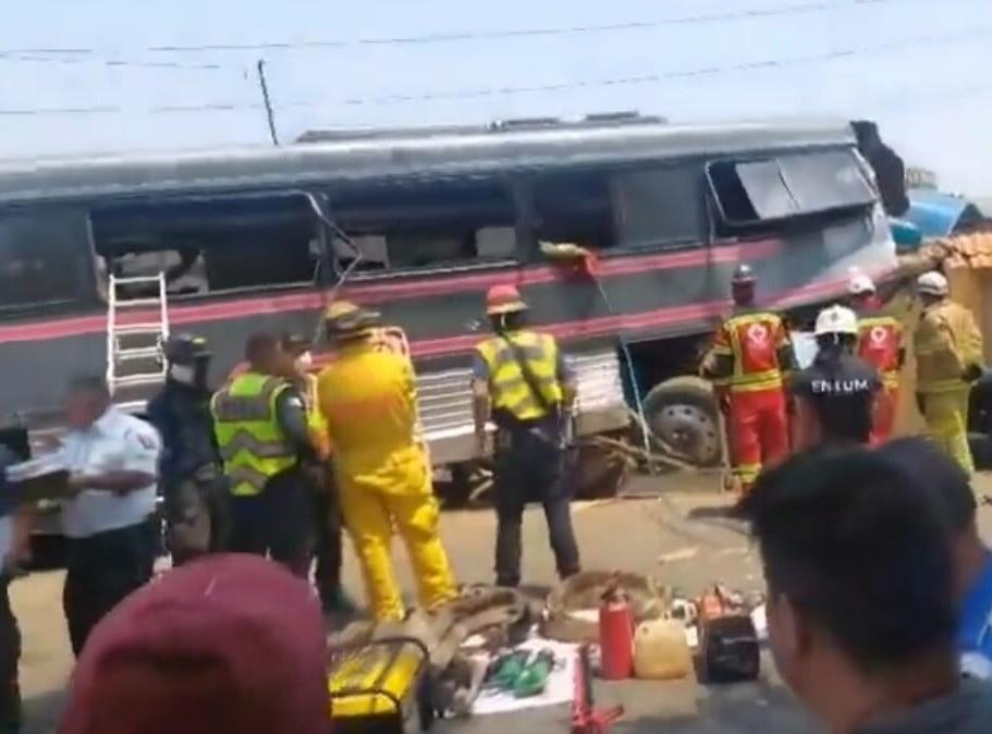 El autobús de los músicos después del accidente ocurrido en la carretera Tangancícuaro-Patámban. Foto: Facebook Michoacán en Alerta.