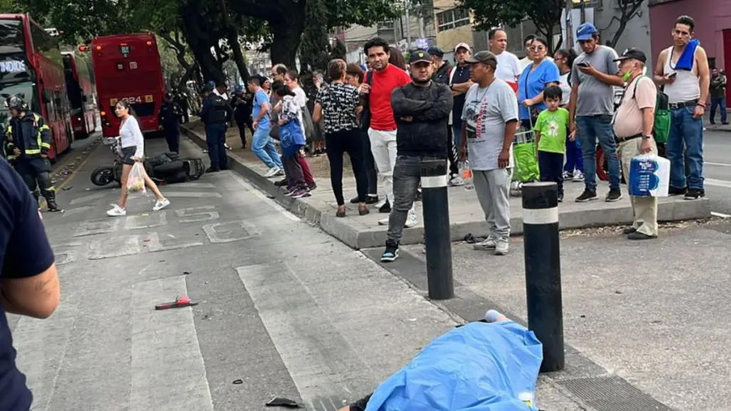 Muere motociclista arrollado por Metrobús, habría invadido carril confinado