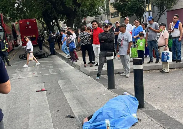 Muere motociclista arrollado por Metrobús, habría invadido carril confinado