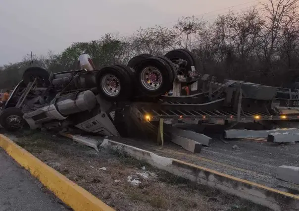 Fuerte volcadura mantiene cerrada por horas la vía Mérida- Campeche