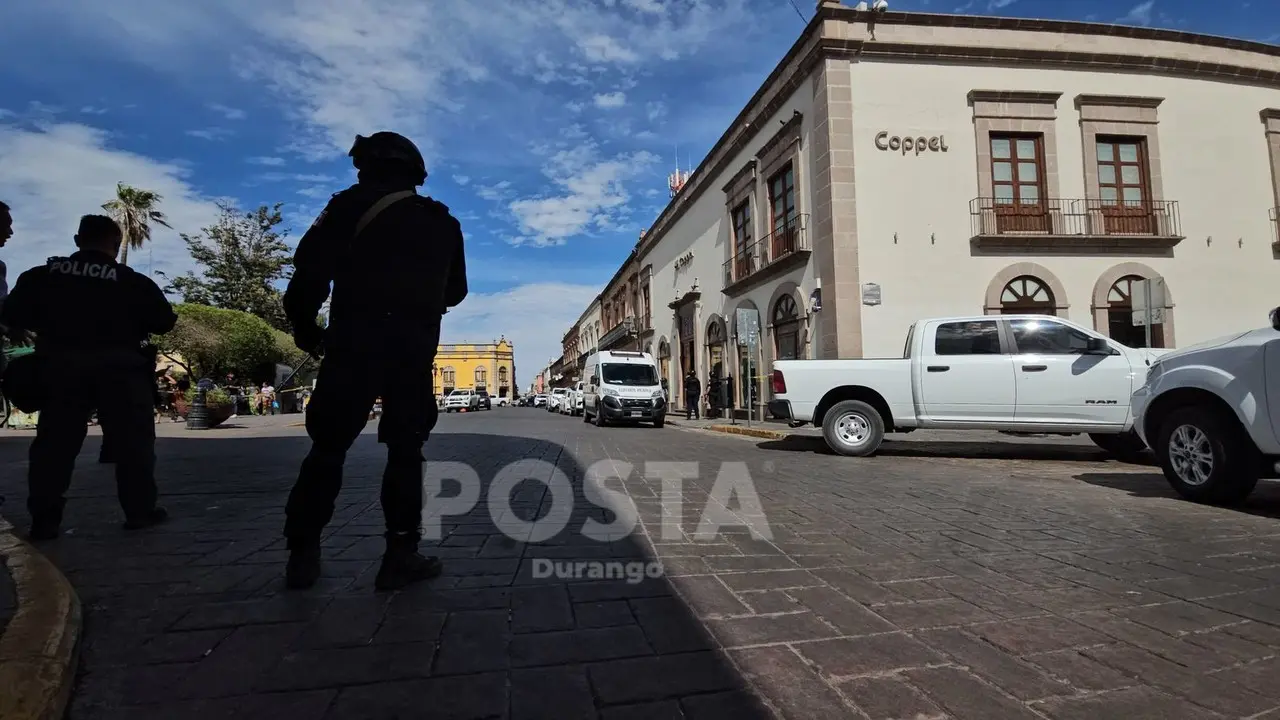 Autoridades resguardando la zona donde se encuentra la sucursal en la que fue asesinada Eva Liliana. Foto: Luis Lozano.