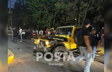 Jeep y Camaro de jovencitos quedan destruidos en fuerte choque