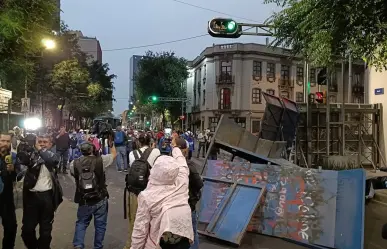 Normalistas de Guerrero derriban blindaje de Segob, frente a uniformados