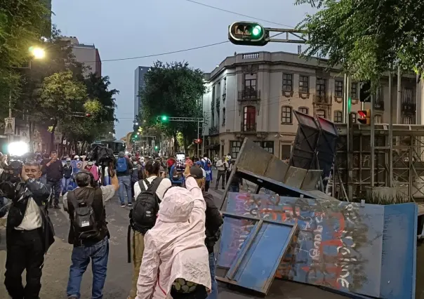 Normalistas de Guerrero derriban blindaje de Segob, frente a uniformados