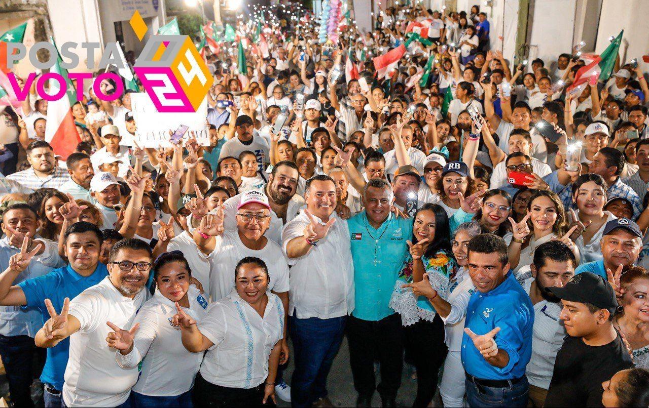 Renán Barrera Concha siguió ayer con su gira de campaña por en municipio de Santa Elena donde destacó la seguridad de la localidad.- Foto de cortesía