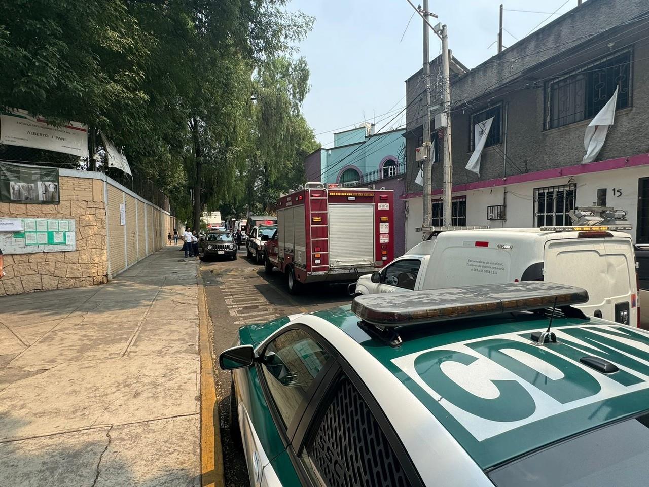 Elementos de la SSC y de bomberos llegaron a secundaria técnica 87. Foto: Ramón Ramírez