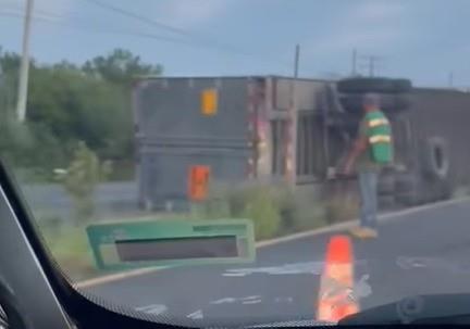 El tráiler de carga volcado en el kilómetro 173 de la Carretera Nacional. Foto: Protección Civil Hualahuises.