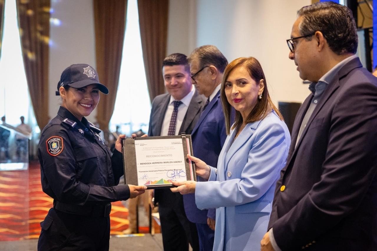 La alcaldesa de Guadalupe, Cristina Díaz y cadetes graduados del Instituto de Desarrollo Policial (INDEPOL). Foto: Municipio de Guadalupe