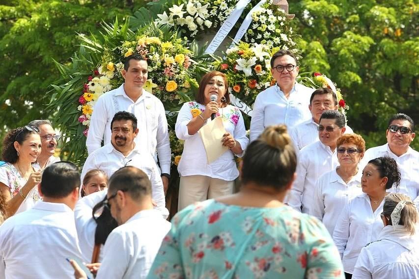 Conmemoran el Día del Maestro con ofrenda floral y guardia de honor