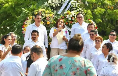 Conmemoran el Día del Maestro con ofrenda floral y guardia de honor