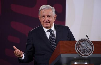 AMLO anuncia aumento salarial del 10% para los maestros en México