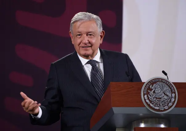 AMLO anuncia aumento salarial del 10% para los maestros en México