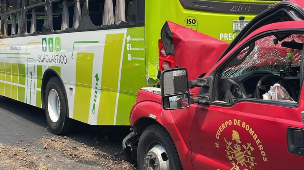 Choca camioneta de bomberos mientras iba a cubrir un incendio en Cuajimalpa