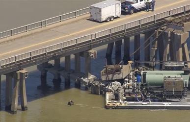 Barcaza choca contra puente en Texas;  causa derrame de petrolero