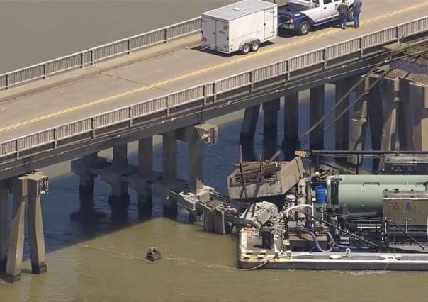 Barcaza choca contra puente en Texas;  causa derrame de petrolero