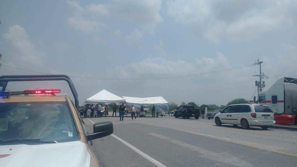 Manifestantes mantienen cerrada la carretera Victoria - Matamoros