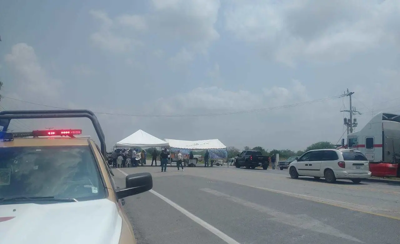 Continúa el cierre de la carretera Victoria - Matamoros a la altura del Ej. La Libertad, San Fernando. Foto: SSPT