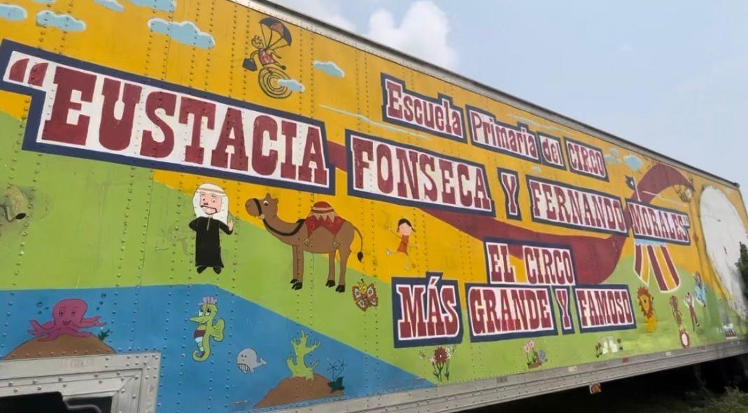 La escuela “Eustacia Fonseca y Fernando Morales”, ubicada en el remolque de un trailer, es el lugar en donde cerca de ocho hijos de artistas del Circo Atayde llevan su educación con clases impartidas por la maestra del Consejo Nacional de Fomento Educativo