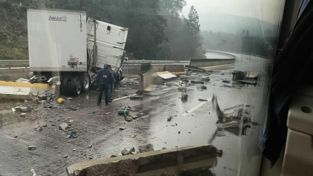 Colapsa la México-Puebla por choque de tráileres (VIDEO)