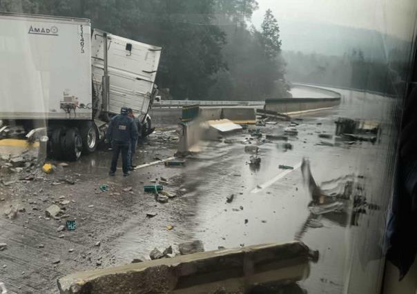 Colapsa la México-Puebla por choque de tráileres (VIDEO)