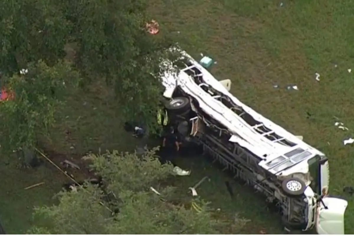 Un autobús en color blanco volcado, donde murieron 8 mexicanos en Florida. Foto: X @laredcincoradio