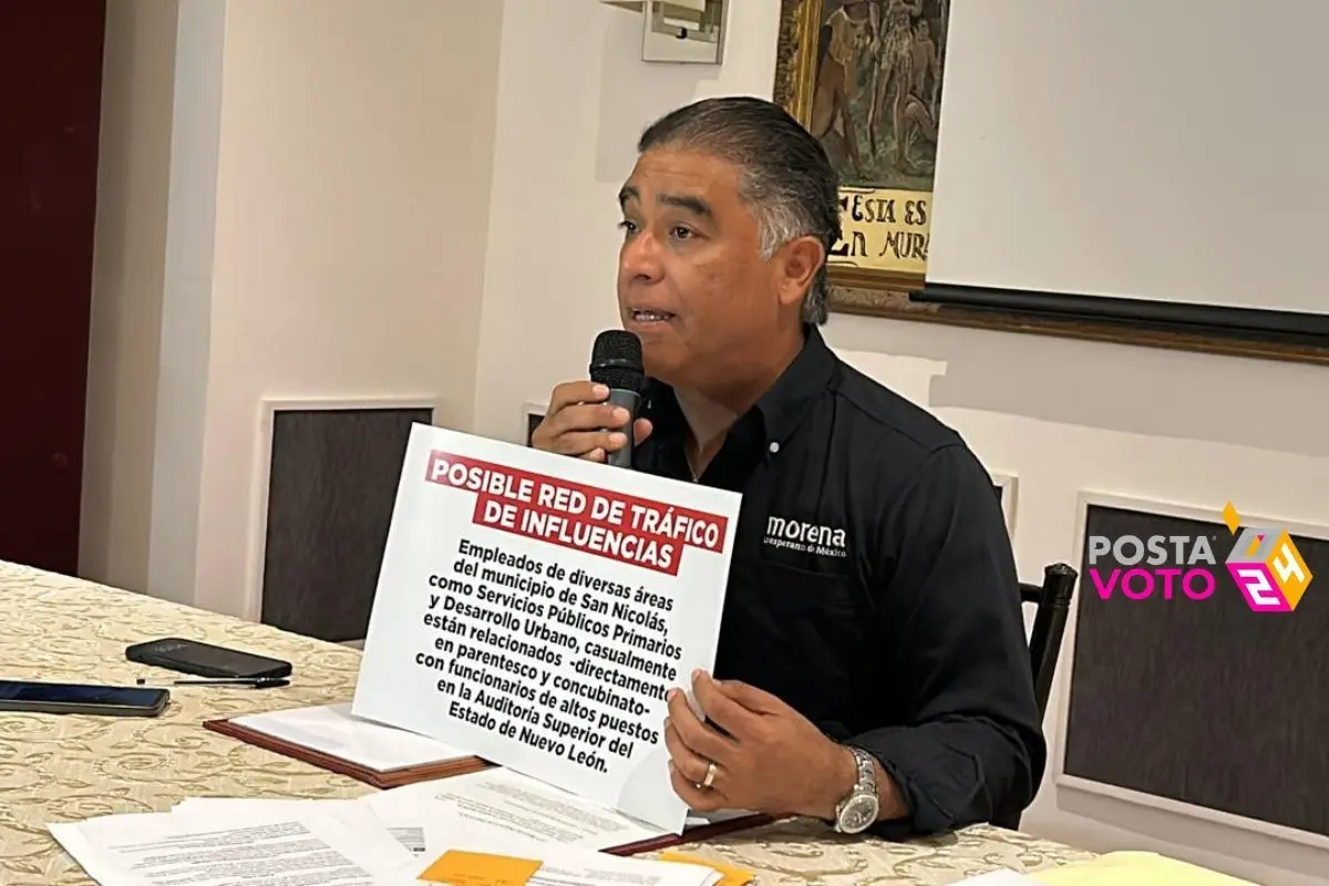 El candidato de Morena a la alcaldía de San Nicolás, Víctor David Guerrero, mostrando un escrito. Foto: Armando Galicia