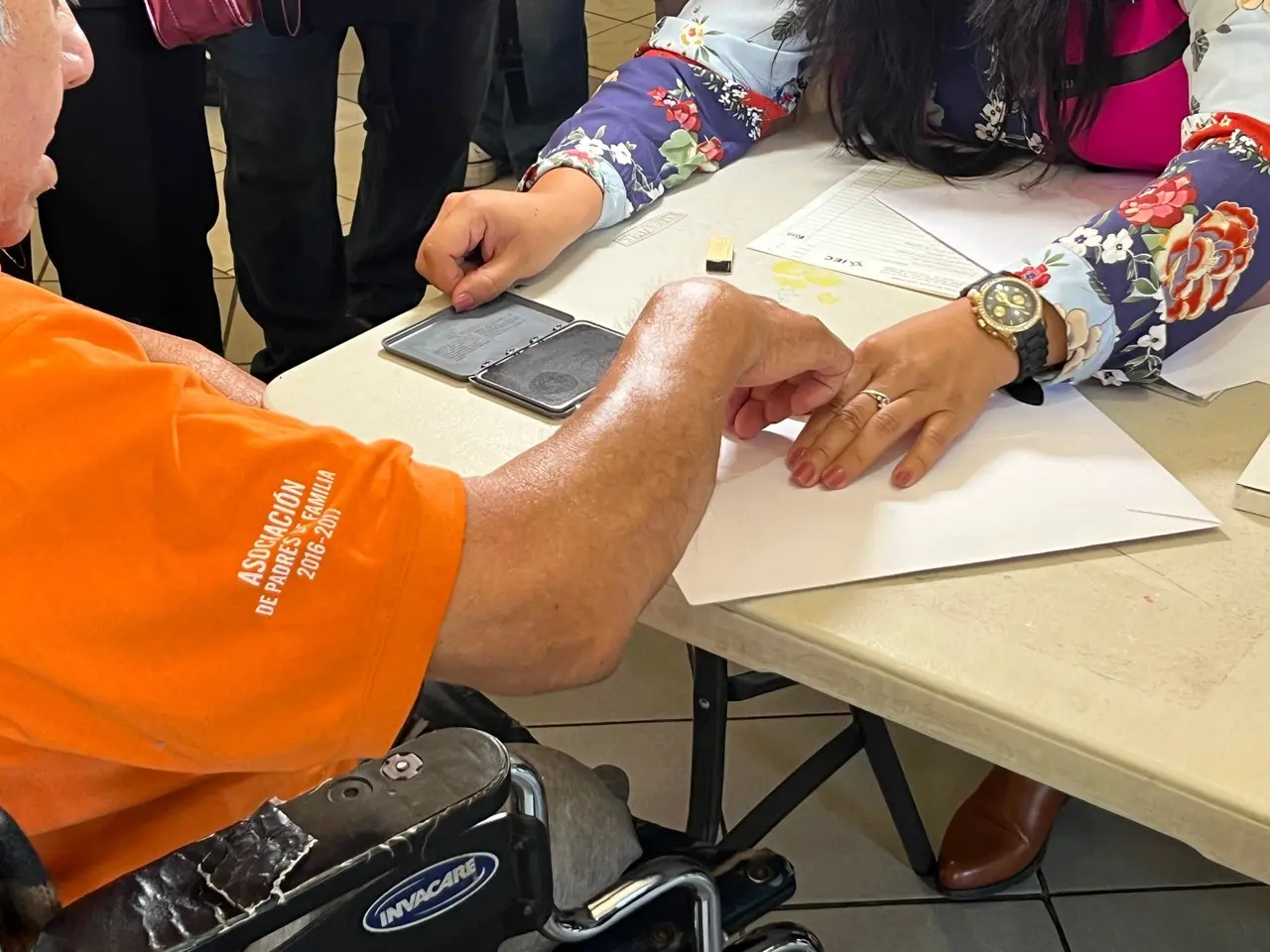 Personal del INE acudió al asilo para facilitarles el voto a los residentes. (Fotografía: Leslie Delgado)