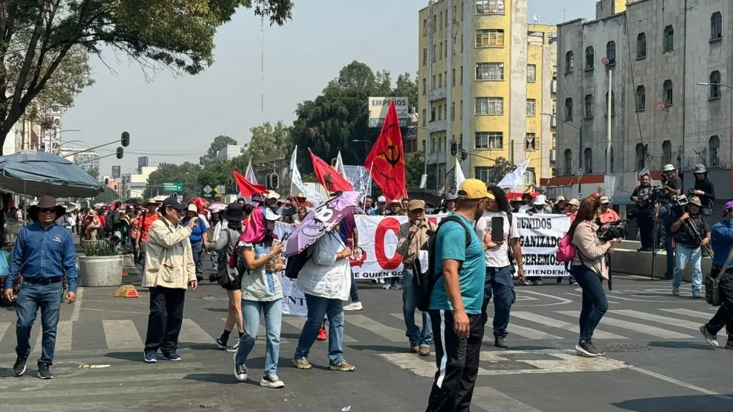 Marchan normalistas hacia Palacio Nacional, anuncian paro nacional