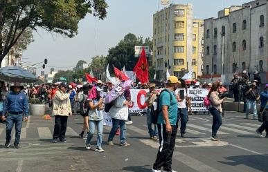 Marchan normalistas hacia Palacio Nacional, anuncian paro nacional