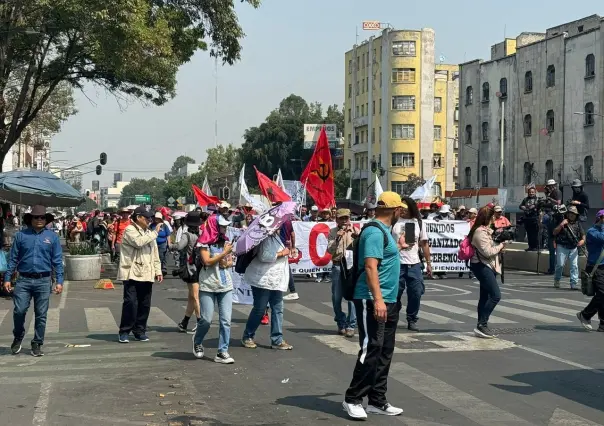 Marchan normalistas hacia Palacio Nacional, anuncian paro nacional