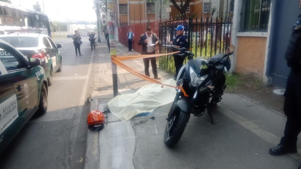 Derrapa motociclista y muere instantáneamente en calles de Iztapalapa