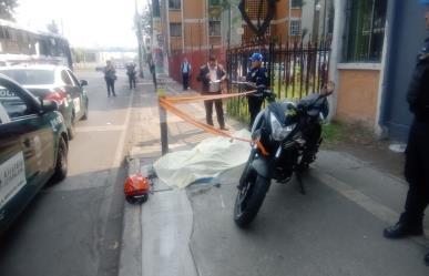 Derrapa motociclista y muere instantáneamente en calles de Iztapalapa