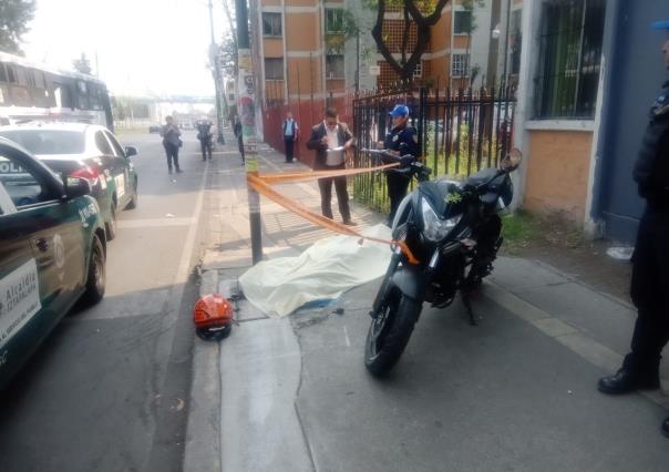 Derrapa motociclista y muere instantáneamente en calles de Iztapalapa