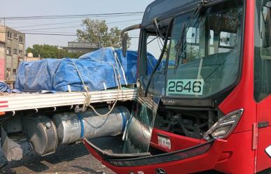 Cuatro lesionados deja choque entre Metrobús y camión de materiales