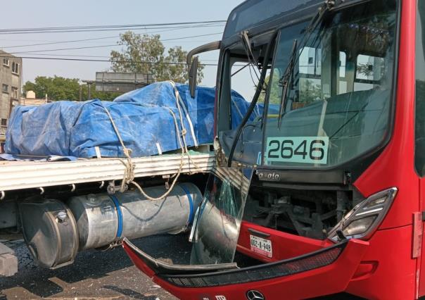 Cuatro lesionados deja choque entre Metrobús y camión de materiales