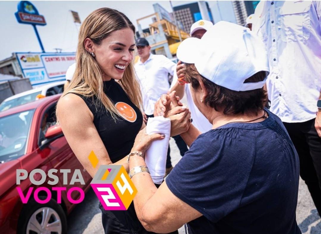 Mariana Rodríguez con una vecina de Monterrey, en un recorrido. Foto: Facebook Mariana Rodríguez.