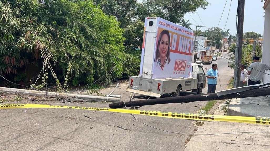 Derriba tres postes de cableado y provoca caos en colonia de Ciudad Madero