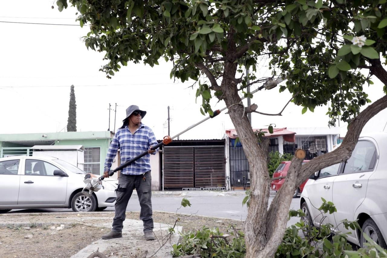 Trabajador de la Secretaría de Servicios Públicos realizando labores de limpieza en plaza de Escobedo. Foto: Municipio de Escobedo