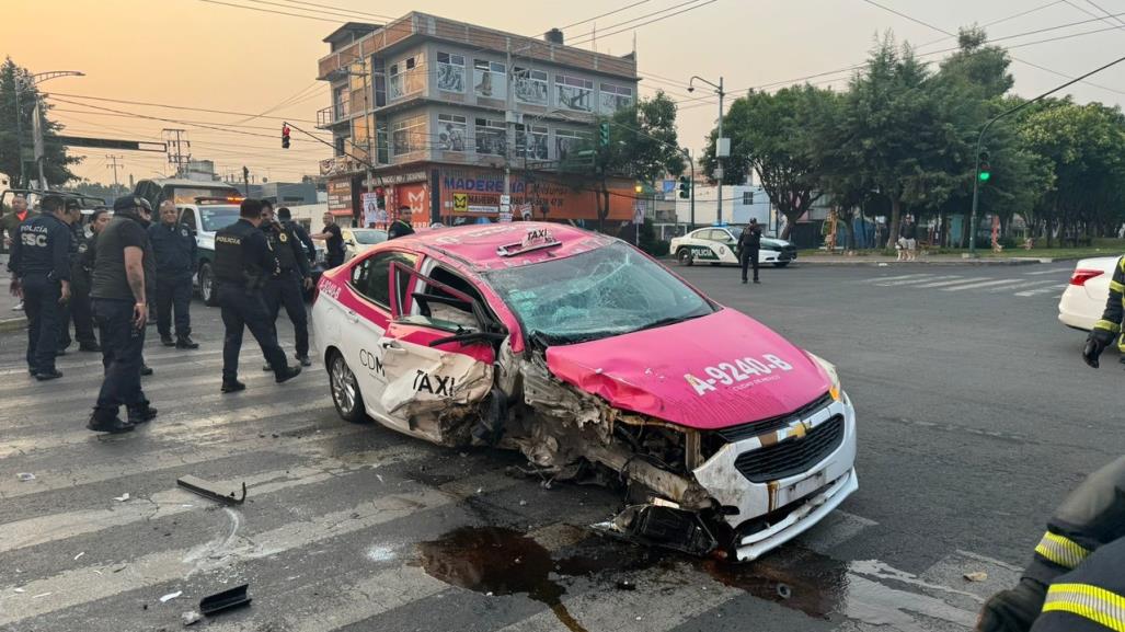 Taxista vuelca tras golpear jardinera a exceso de velocidad, iba borracho