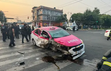 Taxista vuelca tras golpear jardinera a exceso de velocidad, iba borracho