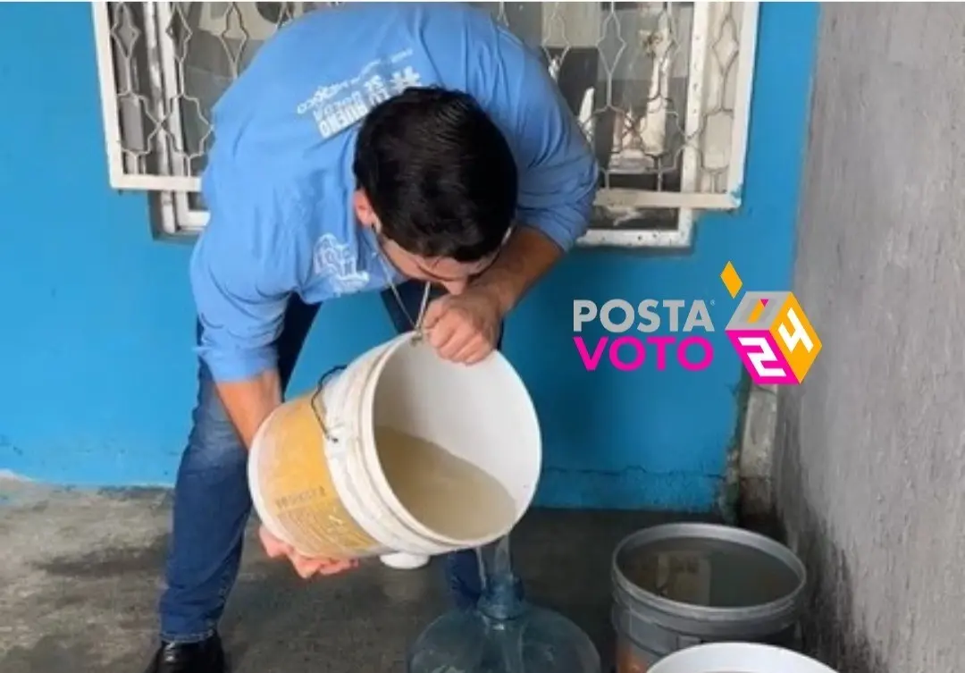 Patricio Lozano mostrando como el agua que salía de la llave estaba muy sucia. Foto: Facebook Patricio Lozano.