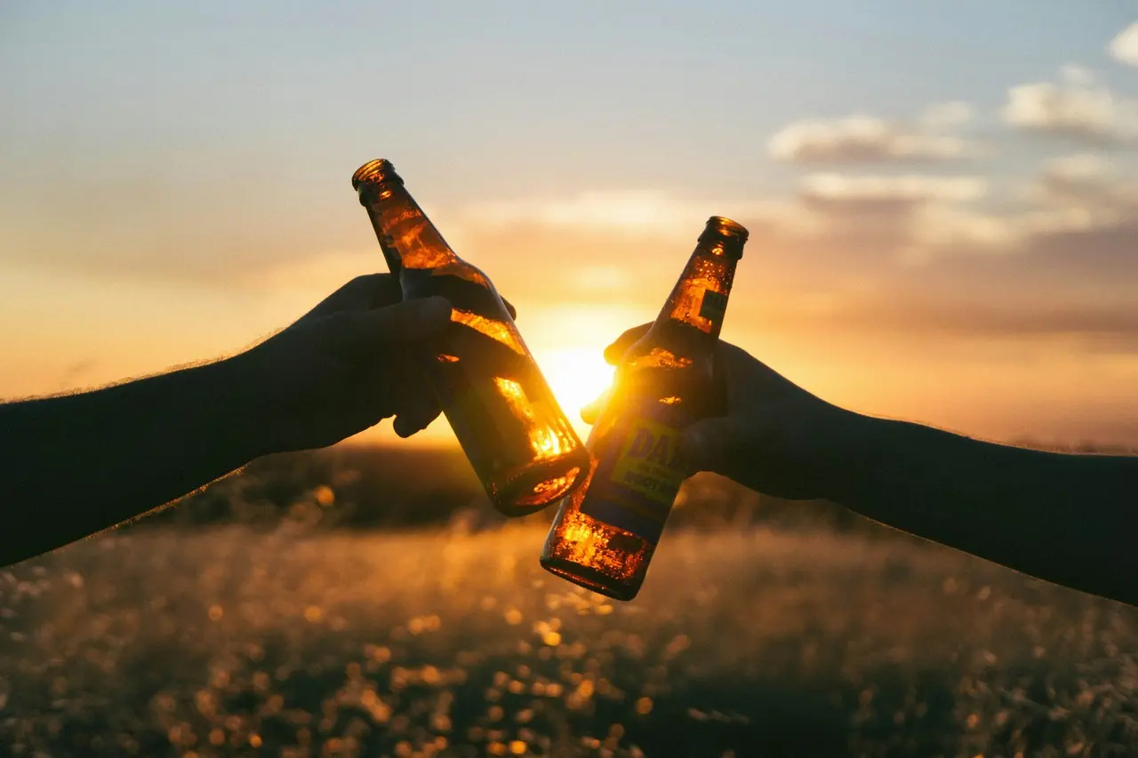 La cerveza no quita el calor, al contrario puede resultar lo opuesto en el cuerpo humano, Foto: Unsplash