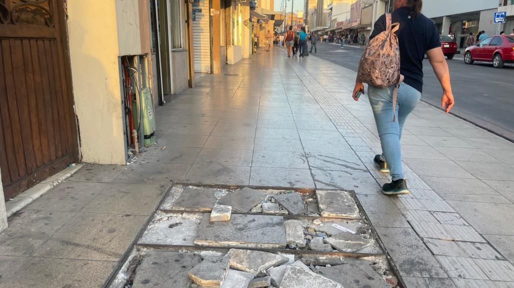 Boquetes, basura y falta de mantenimiento, así luce la calle Aldama en Saltillo