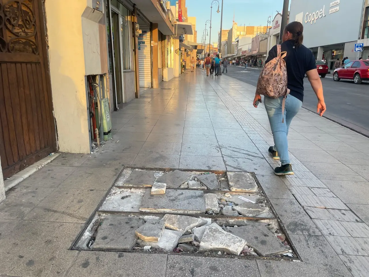 Las banquetas representan un riesgo para los transeúntes. (Fotografía: Leslie Delgado)