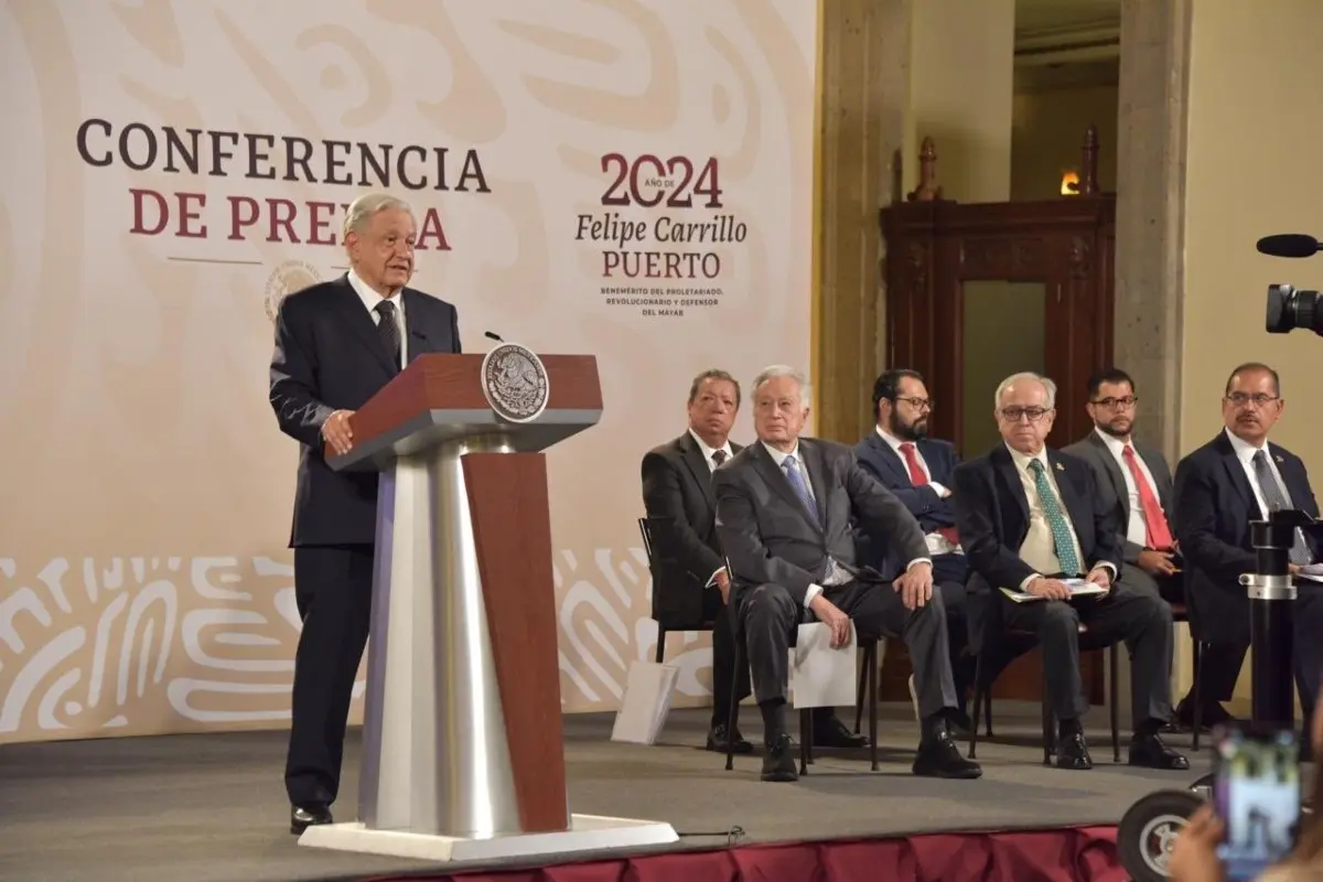 AMLO con miembros de CENACE y CFE en su conferencia mañanera Foto: X(Twitter) @CFEmx