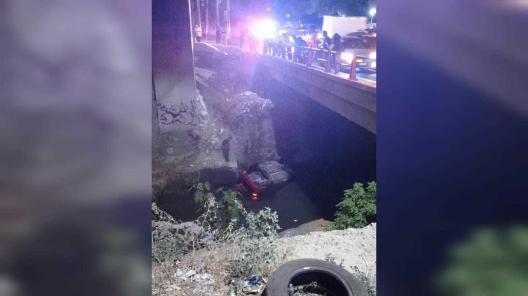 Cae auto al Río de Los Remedios en Tlalnepantla