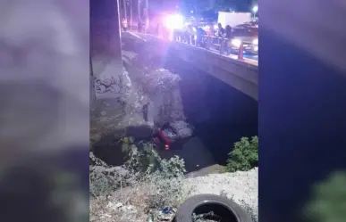 Cae auto al Río de Los Remedios en Tlalnepantla