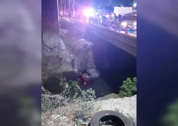 Cae auto al Río de Los Remedios en Tlalnepantla