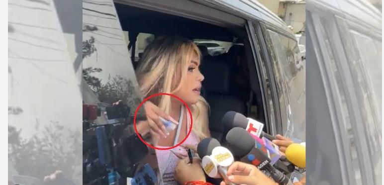 Wendy Guevara les picha a reporteros los refrescos con billetes de 500 pesos